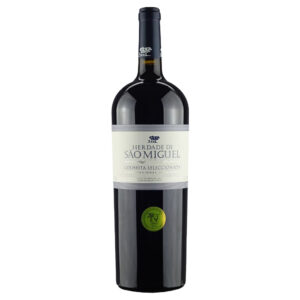 Tinto composto de Alicante Bouschet, Touriga Nacional, Syrah e Cabernet Sauvignon, com estágio de 4 meses em barris de 400 litros de carvalho francês. Tenso, fluido e gostoso de beber, mostra notas terrosas, florais, de ervas e de especiarias doces envolvendo sua fruta lembrando ameixas e amoras. Tem boa acidez, taninos de grãos finos e de ótima textura e final cativante e persistente, que pede a companhia de carnes vermelhas ensopadas.