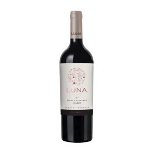 Luna tem grande tipicidade, apresentando aromas de cassis, passas e mirtilo, com suaves notas herbáceas e toques doces de baunilha e caramelo. Típico Malbec de Agrelo, no coração de Mendoza, é carnoso, com sua boa estrutura tornando-o companhia perfeita para assados, especialmente de cordeiro.