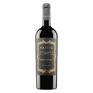 Um Nero D'Avola elaborado com leve apassimento a partir de uvas colhidas cerca de 15 dias após o final da temporada ótima maturação. Tinto intenso, de coloração púrpura notas de frutas negras maduras e compotadas, bom volume de boca e ótimo frescor.
