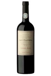 DV Catena Cabernet Malbec é elaborado com uvas de dois terroirs distintos, de altitudes diferentes. Este emblemático corte argentino, combina a exuberância da fruta da Malbec com a estrutura e elegância da Cabernet Sauvignon, resultando em um vinho de ótima complexidade, com um toque sedoso e macio no palato. Harmoniza com carnes grelhadas, de caça ou pato e queijos.